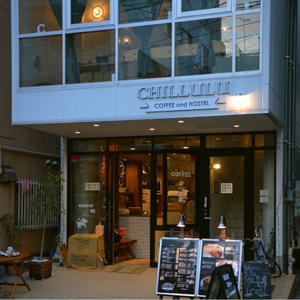 CHILLULU COFFEE & HOSTELの1階はカフェ、2が宿泊施設