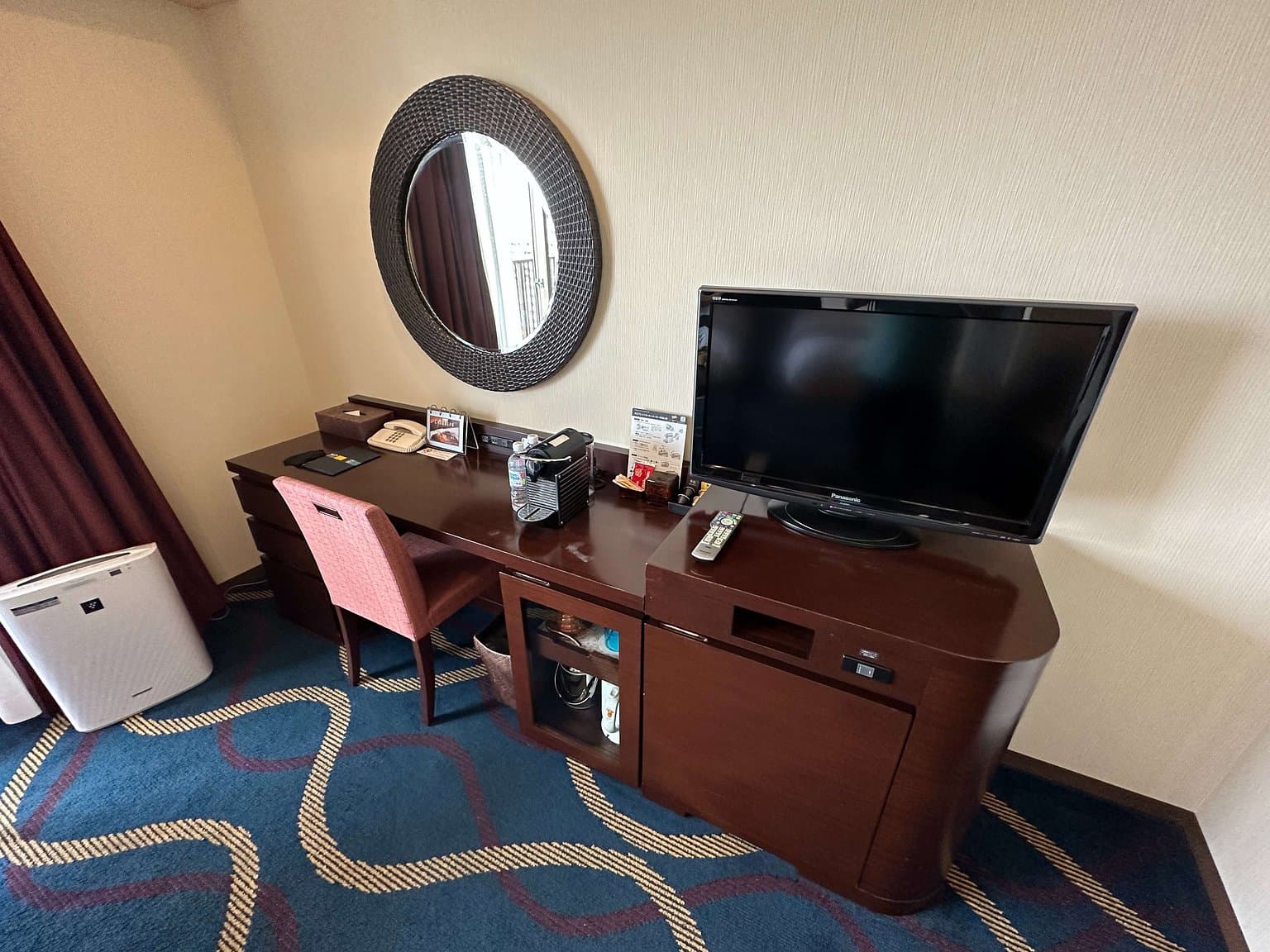 客室のデスクとテレビ