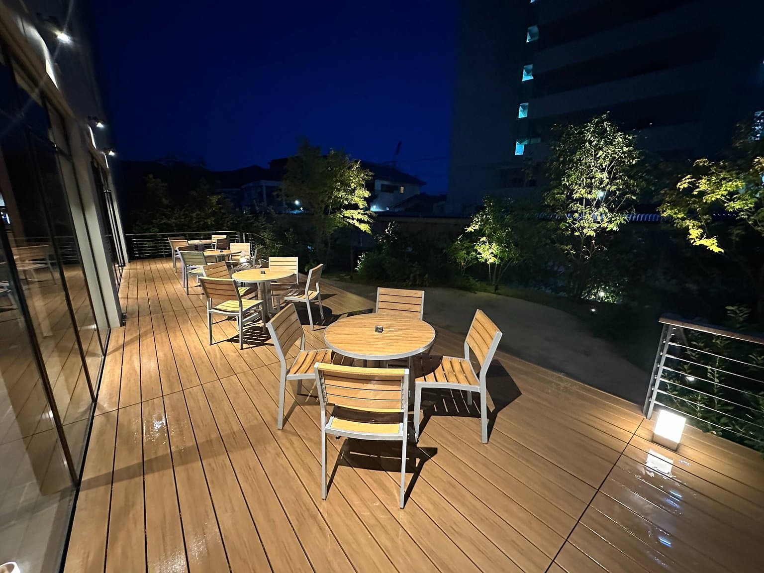 夜のテラス