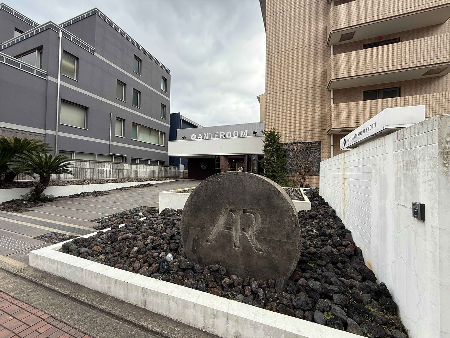 ホテルアンテルーム京都の外観と入口のオブジェ