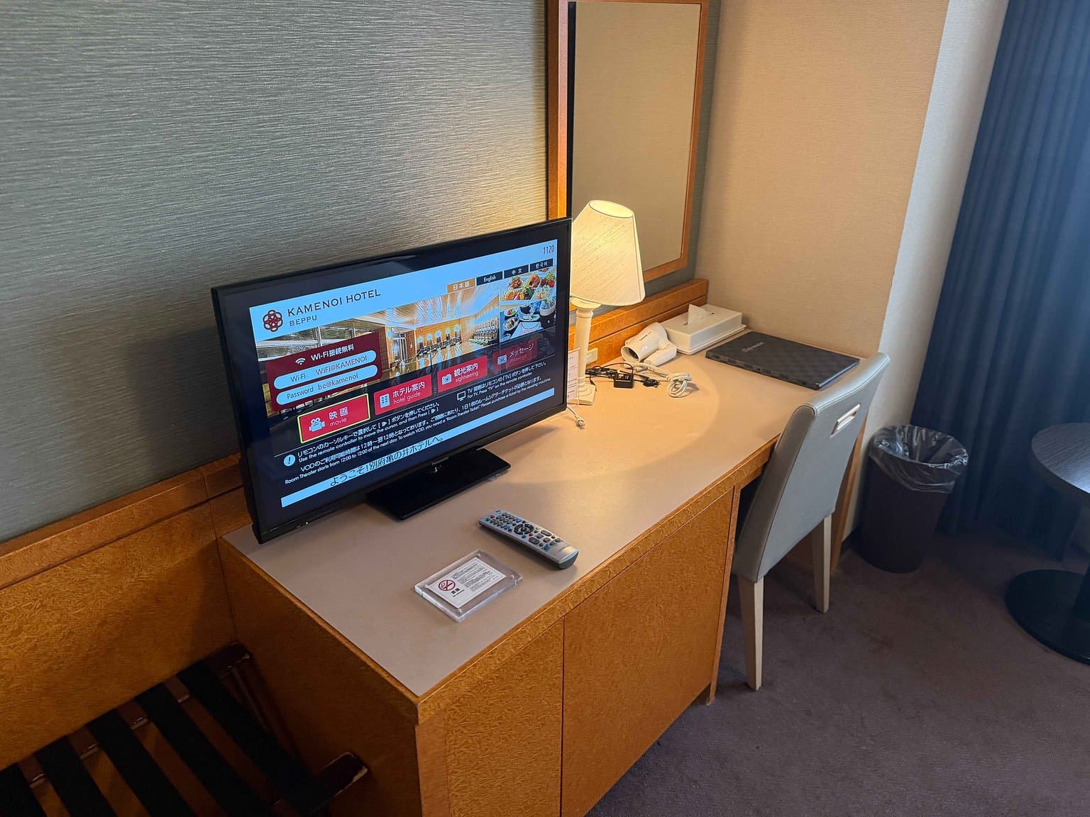 客室のデスクとテレビ