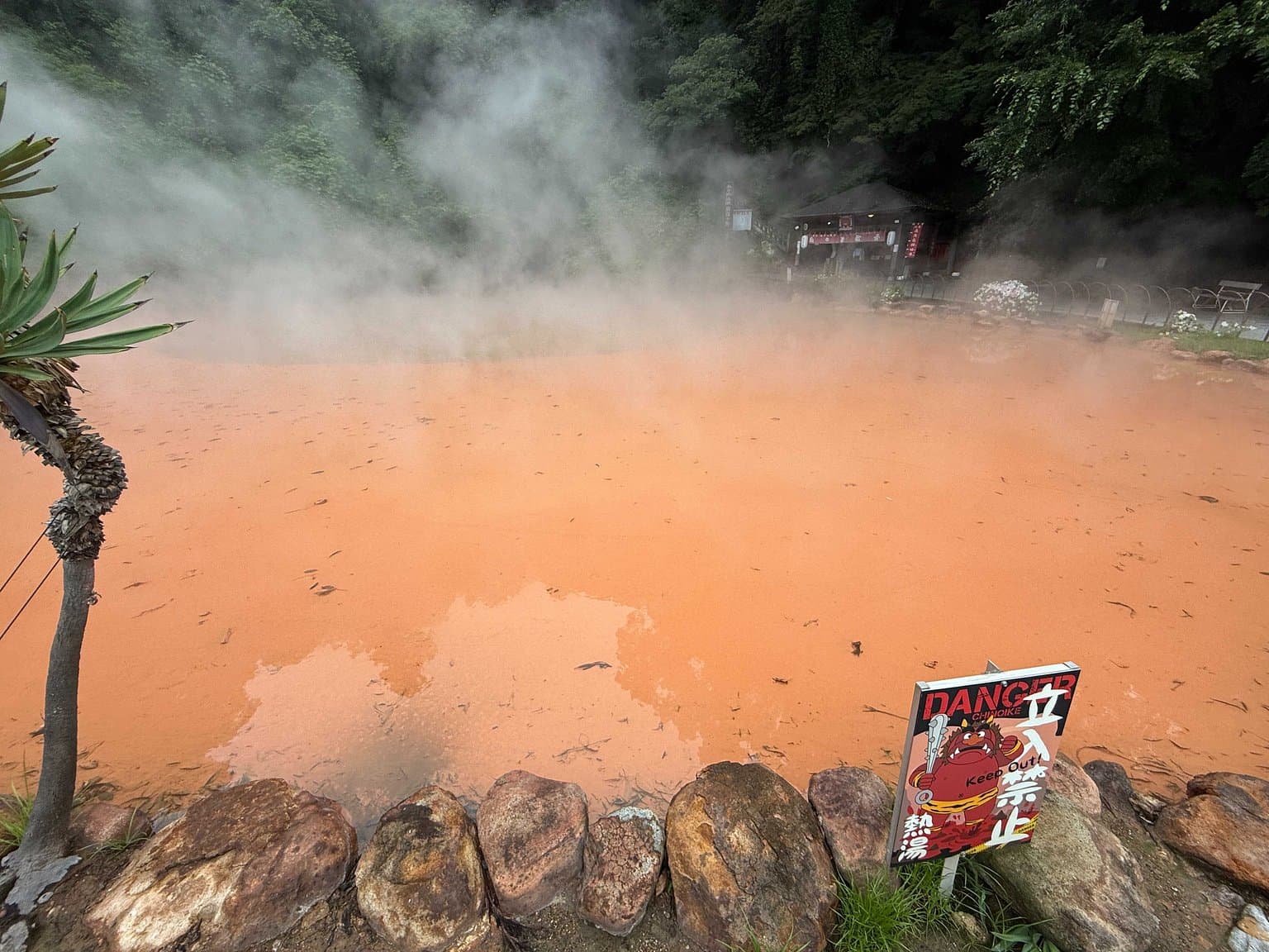 赤い熱湯の池