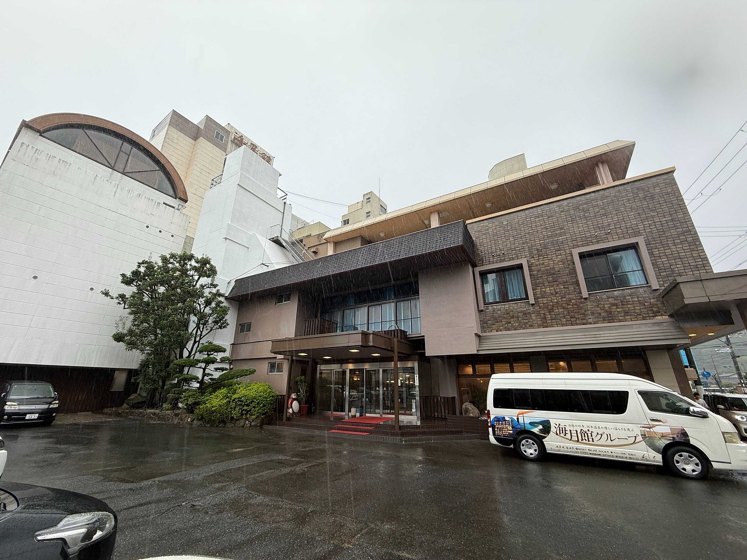 雨の日の淡路島洲本温泉 海月舘の外観