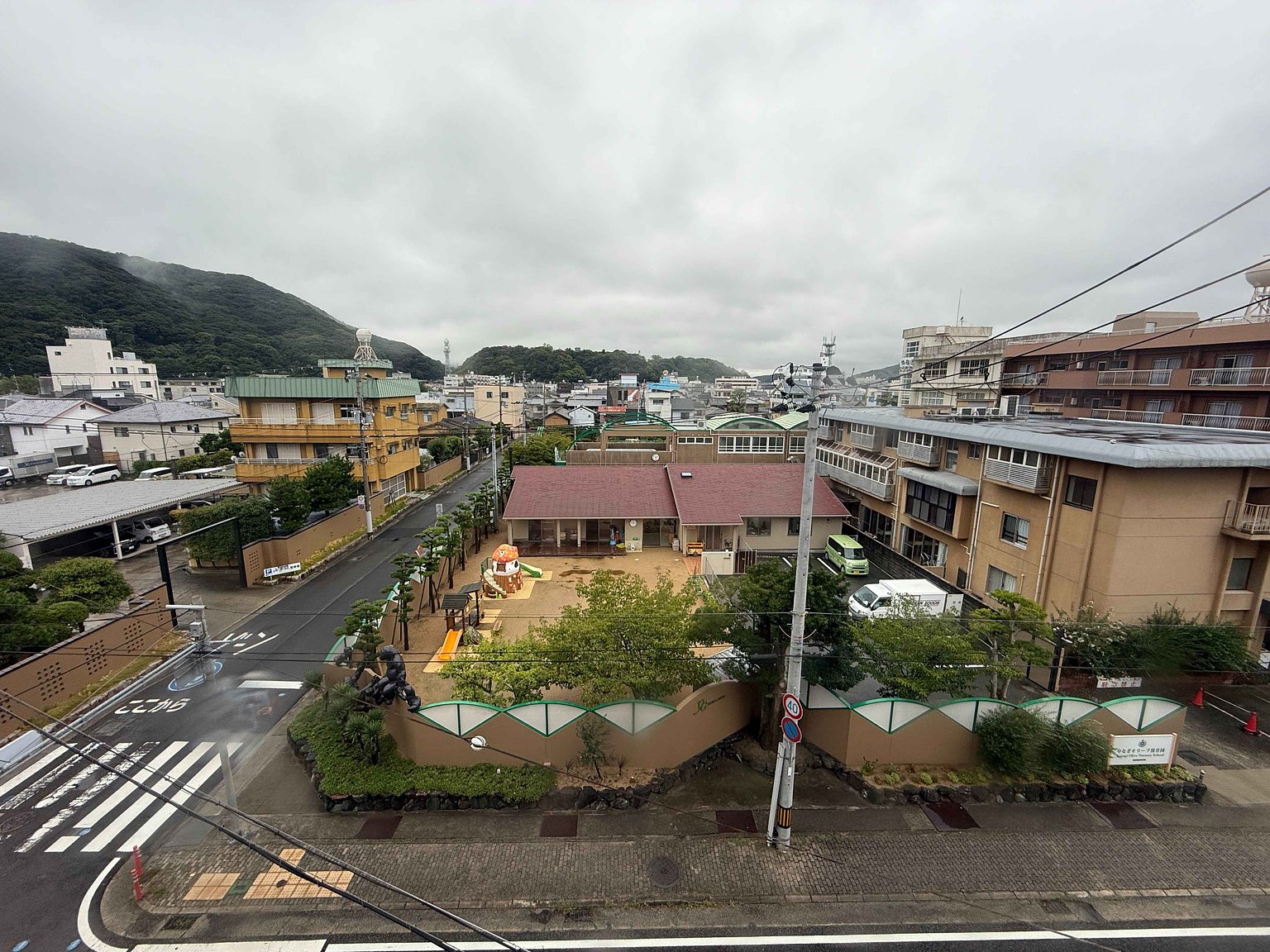 海月舘の街側洋室ツインと客室設備 19