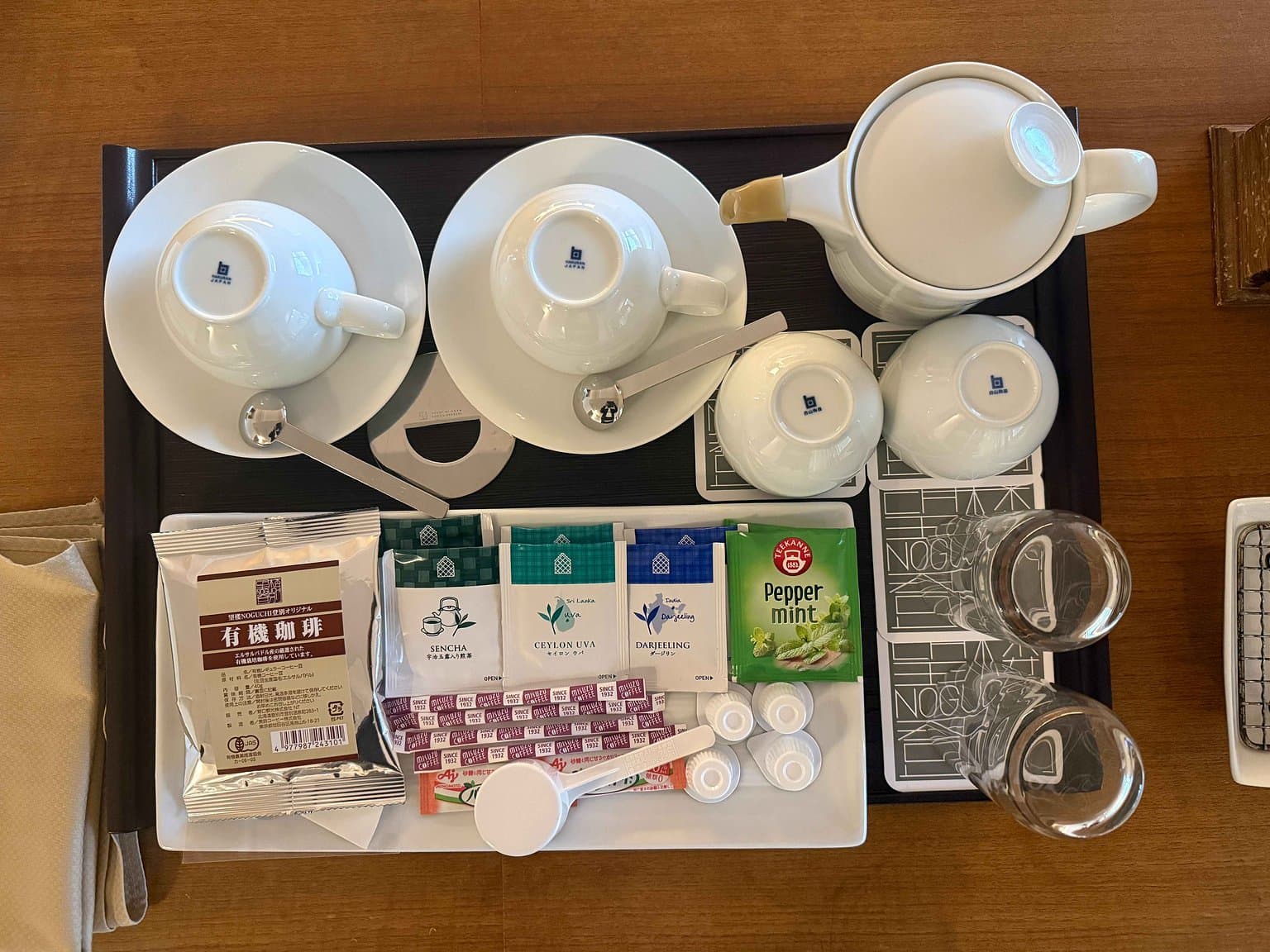 客室のカップとお茶
