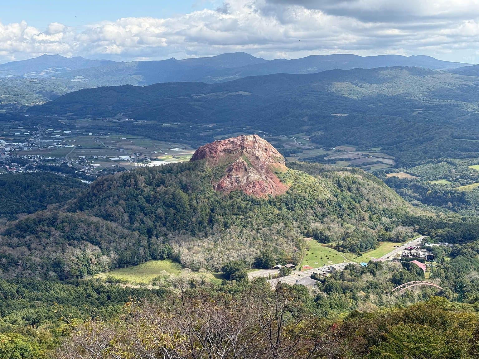 山頂から見下ろす昭和新山