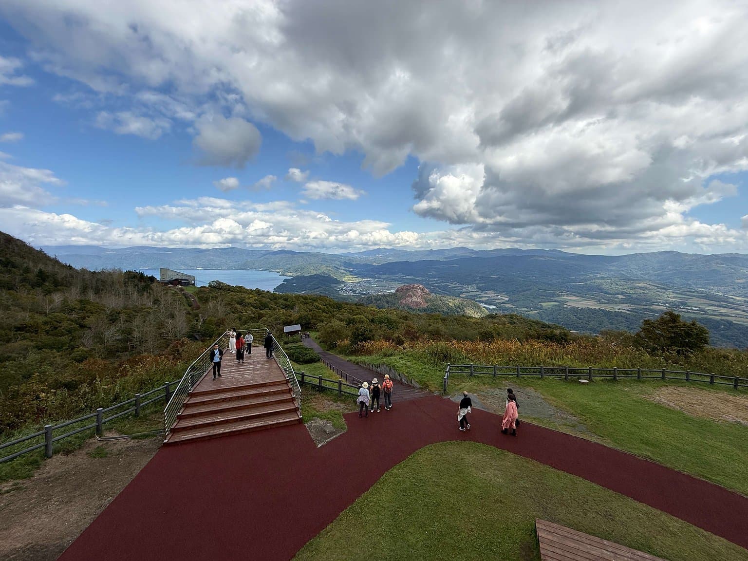 山頂の遊歩道