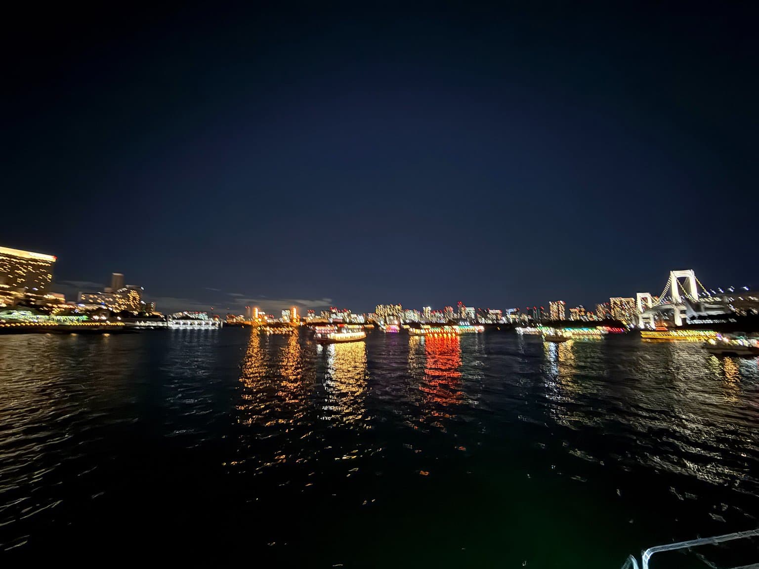 船から眺める東京の夜景